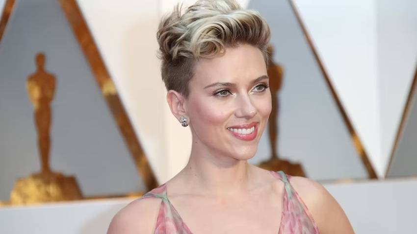 Scarlett Johansson Hairstyle and Makeup Inspiration